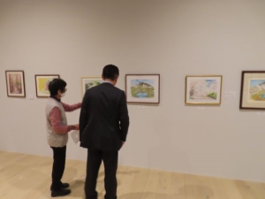 写真：「四季」作品展鑑賞の様子