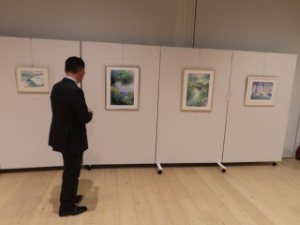 写真：白雅会展鑑賞の様子