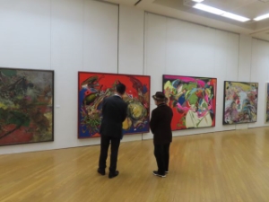 写真：「伊藤清和大作展」鑑賞の様子