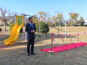 写真：遊具寄附贈呈式の様子1