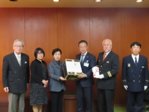 写真：激励品贈呈式の様子