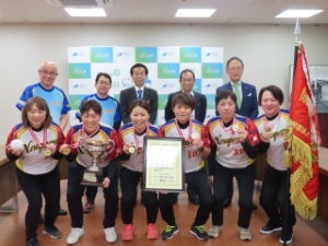 写真：全日本エルダーソフトボール大会優勝報告の様子