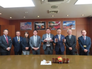 写真：市長と中勢森林組合、アサヒユウアス株式会社、三重ホンダヒートの皆さん