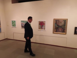 写真：彩潮会日本画展鑑賞の様子