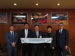 写真：岩崎陽平代表、平松洋一郎代表取締役社長、平松大知専務取締役来訪