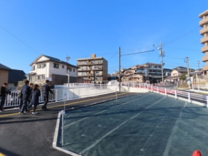 写真：新しくなった踏切道を歩く様子