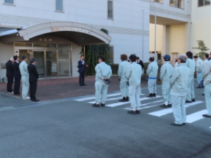 写真：年末業務従事者職員激励の様子