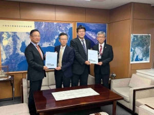 写真:津松阪港直轄海岸事業促進期成同盟会 事業完了に伴う訪問