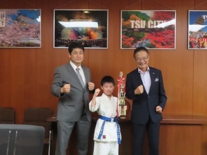 写真：準優勝報告に訪れた米村一心選手（南が丘小3年）