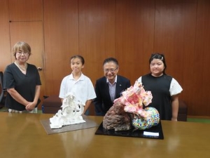 写真：第6回U-20日彫展　受賞報告の様子