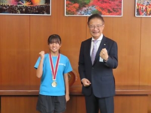 写真：瀧本結月選手（大三小6年）と市長