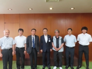 写真：白塚漁業協同組合　橋本信満組合長、阪和文副組合長、稲垣大輔青壮年部長、西田孝彦組合員、糸川兼文参事、稲垣巧指導部長　来訪