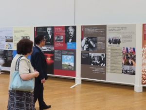 写真:「核兵器なき世界への連帯」展 鑑賞