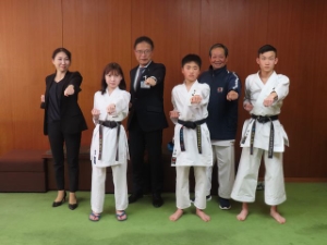 写真:上杉遥斗選手、東海裕樹選手、堀田菜木選手と市長たち