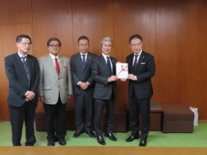 写真:株式会社ウエストエネルギーソリューションからの寄付金贈呈式