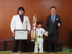 写真:立松來那選手と市長たち