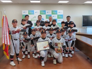 写真:津ボーイズの選手の皆さんと市長たち