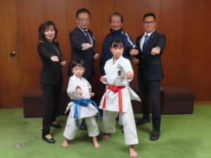 写真:籾井ほのか選手(附属小6年)、籾井周一朗選手(附属小1年)と市長たち