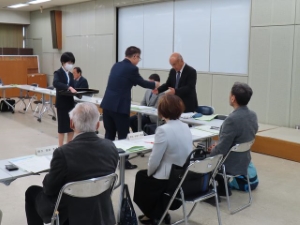 写真：津市環境審議会委員委嘱式 委嘱状交付