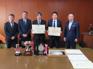 写真：株式会社堀坂の堀坂剛代表取締役、堀坂賢慈専務取締役と市長たち