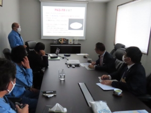 写真：明成化学工業株式会社津工場 視察1