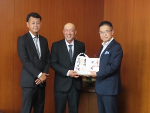 写真:株式会社前川農産からの玄米900kg贈呈