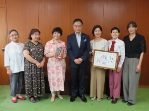 写真:津女声合唱団の皆さんと市長