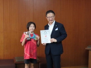 写真:倉島寿芽選手と市長