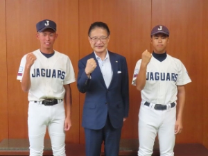 写真：倉田葵生選手、里川煌晟選手と市長