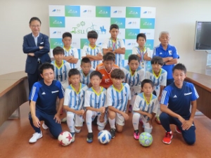 写真：三重中勢FC所属の選手のみなさまと市長