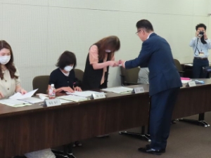 写真:津市男女共同参画審議会委員委嘱式 委嘱状交付