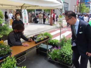 写真：第36回津市民緑と花の市での挨拶の様子2
