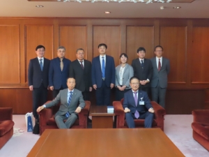 写真:鎮江市協定訪問団の皆さんと市長