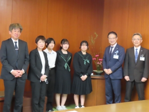 写真:西橋内中学校吹奏楽部の皆さんと市長