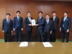 写真:津商工会議所青年部の皆さんと市長