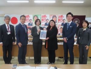 写真：自由民主党要望中バス