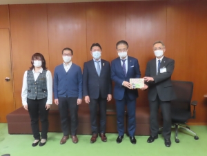 写真：津の名所ぬりえ受け取り