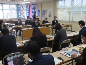 写真：自由民主党後方から挨拶