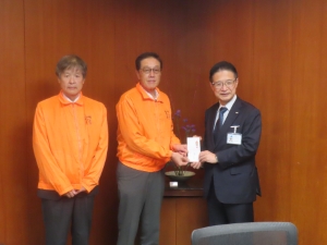 写真：津駅前ストリートクラブからの寄附贈呈式