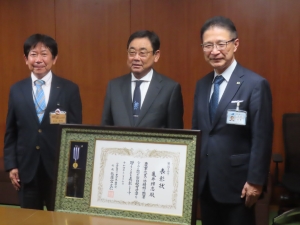 写真：紫白綬雄幸章受章報告