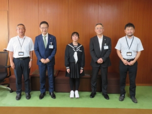 写真：松月冬生さんと市長たち