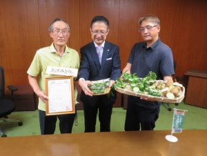 写真：前川哲男3代目園主と前川温4代目園主と市長