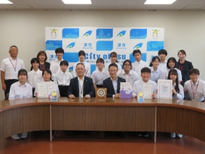 写真：東橋内中学校吹奏楽部の皆さんと市長