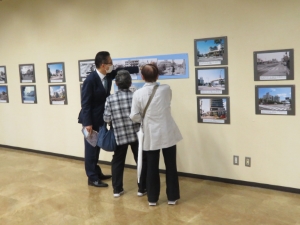 写真：写真と地図・絵図で見る津の町物語展　鑑賞