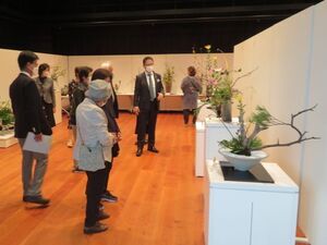 写真：久居地域文化祭（盆栽・山野草展示会、生け花展）鑑賞