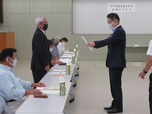 写真：津市景観審議会委員委嘱式 委嘱状交付