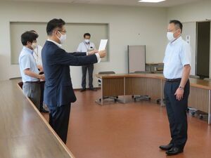 写真：内部統制室辞令交付式