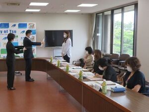 写真：津市男女共同参画審議会委員委嘱式 委嘱状交付
