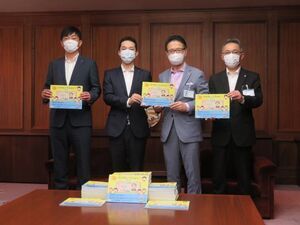 写真：津商工会議所青年部からの寄附贈呈式