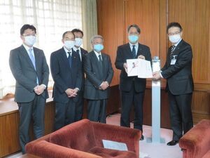 写真:津ロータリークラブからの寄附贈呈式